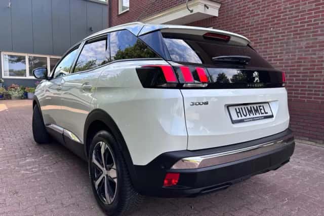 Peugeot 3008 (2017) thumbnail 2