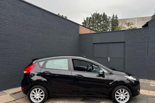 Ford Fiesta (2011) thumbnail 5