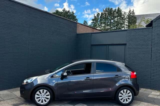 Kia Rio (2013) thumbnail 2