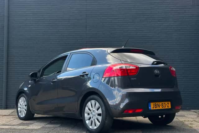 Kia Rio (2013) thumbnail 3