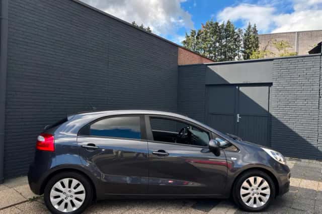 Kia Rio (2013) thumbnail 5