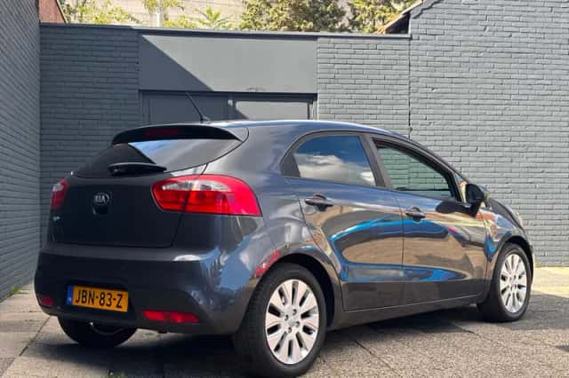 Kia Rio (2013) thumbnail 6
