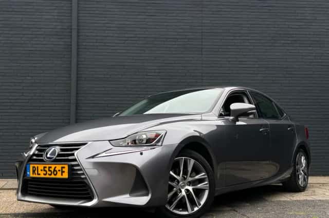 Lexus IS (2017) thumbnail 1