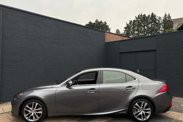 Lexus IS (2017) thumbnail 2