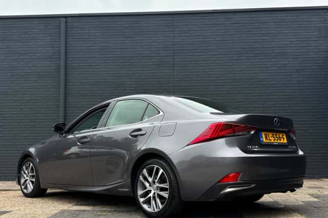 Lexus IS (2017) thumbnail 3