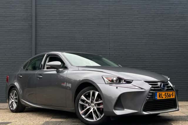 Lexus IS (2017) thumbnail 4