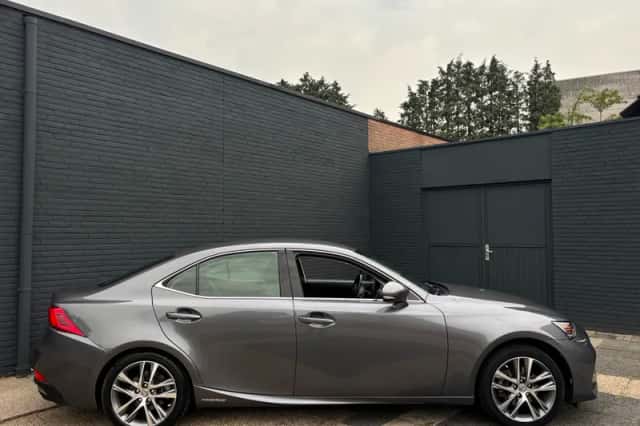 Lexus IS (2017) thumbnail 5