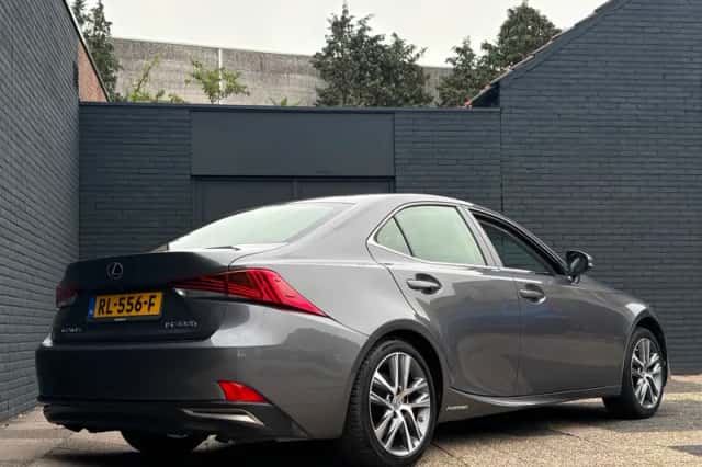 Lexus IS (2017) thumbnail 6