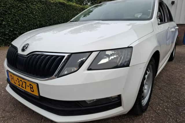 Škoda Octavia (2017) thumbnail 2