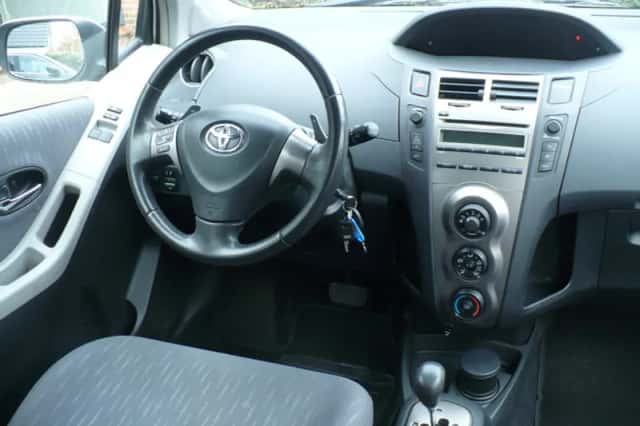 Toyota Yaris (2010) thumbnail 6