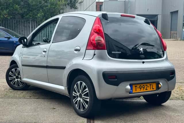 Peugeot 107 (2011) thumbnail 2