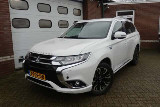 Mitsubishi Outlander (2015) thumbnail 1