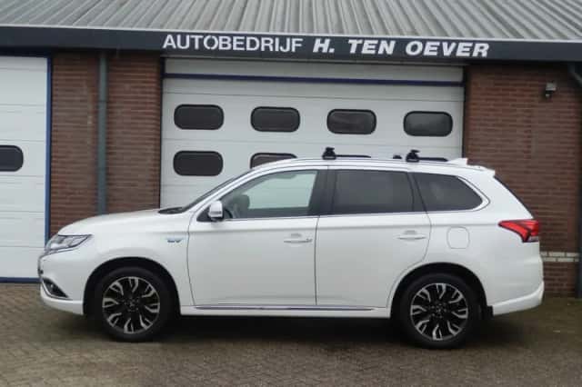 Mitsubishi Outlander (2015) thumbnail 2