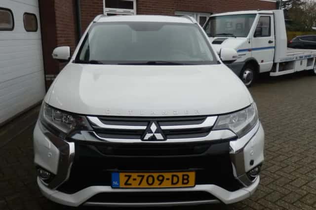 Mitsubishi Outlander (2015) thumbnail 3