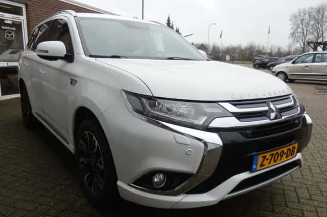 Mitsubishi Outlander (2015) thumbnail 4