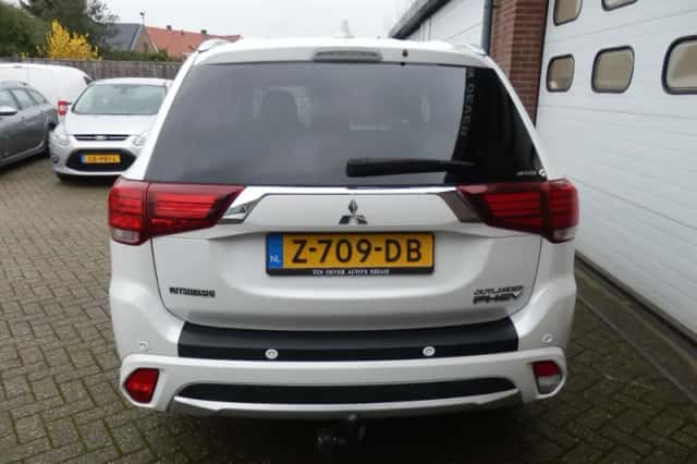 Mitsubishi Outlander (2015) thumbnail 5