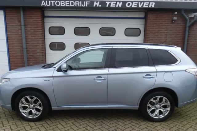 Mitsubishi Outlander (2013) thumbnail 2