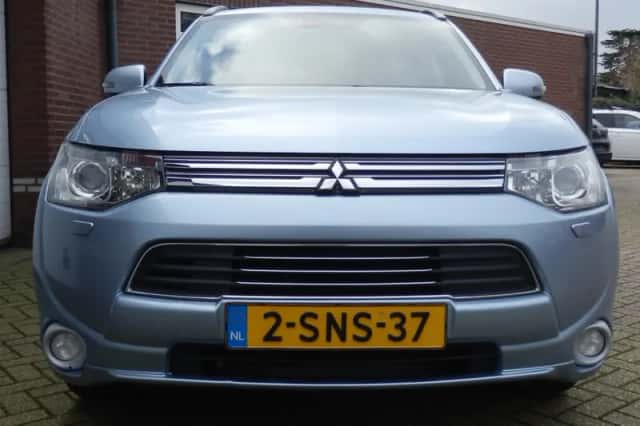 Mitsubishi Outlander (2013) thumbnail 3