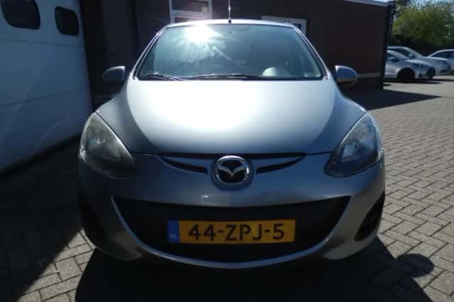 Mazda 2 (2013) thumbnail 3