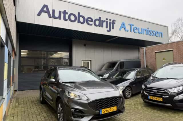 Ford Kuga (2023) thumbnail 2
