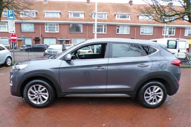 Hyundai Tucson (2015) thumbnail 2