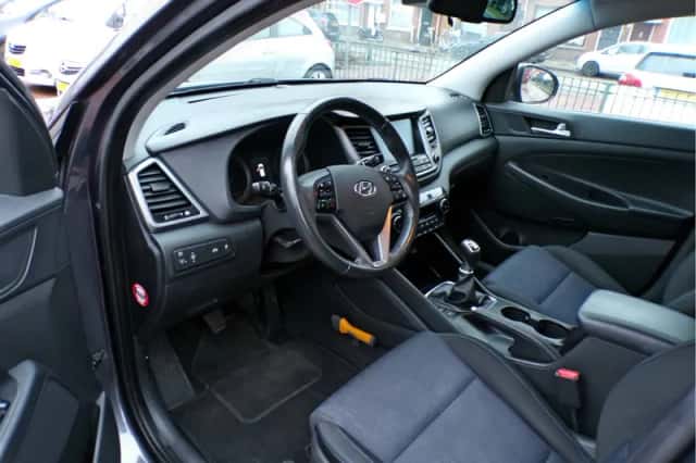 Hyundai Tucson (2015) thumbnail 3