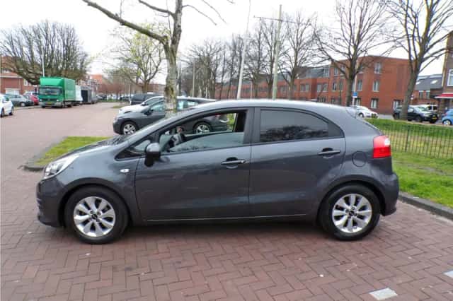 Kia Rio (2016) thumbnail 2