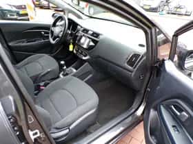 Kia Rio (2016) thumbnail 13