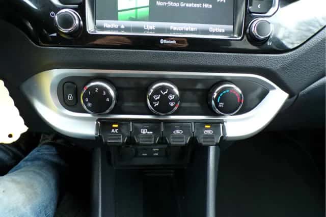 Kia Rio (2016) thumbnail 18