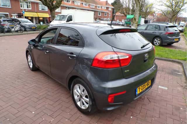 Kia Rio (2016) thumbnail 10