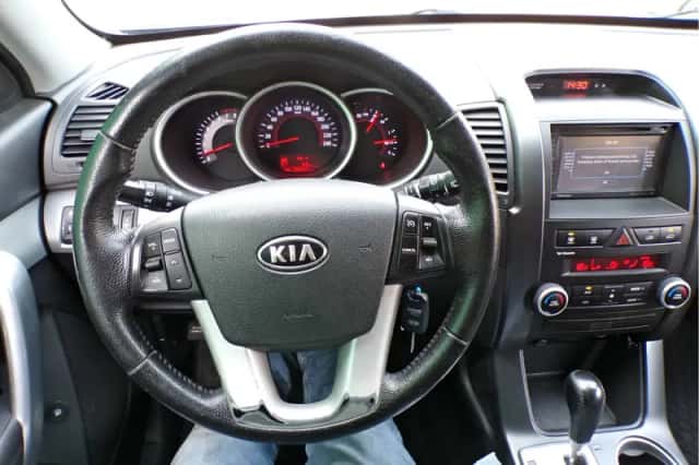 Kia Sorento (2011) thumbnail 15