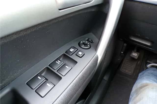 Kia Sorento (2011) thumbnail 17