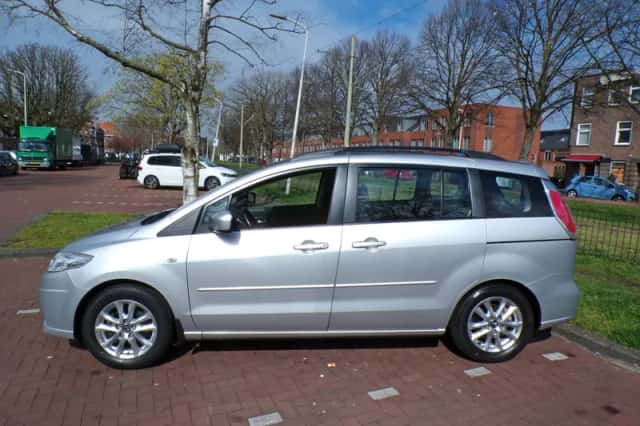 Mazda 5 (2009) thumbnail 2