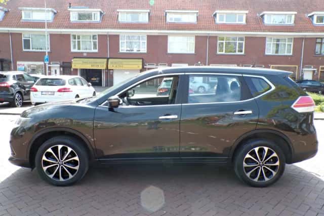 Nissan X-Trail (2016) thumbnail 2