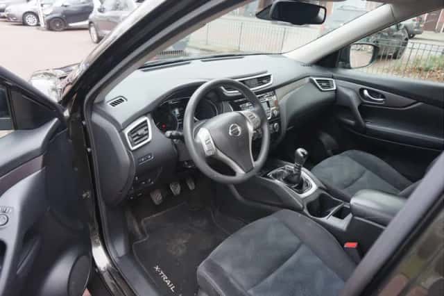 Nissan X-Trail (2016) thumbnail 3