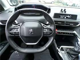 Peugeot 5008 (2018) thumbnail 16