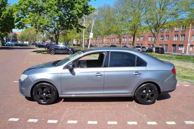 SEAT Toledo (2013) thumbnail 2