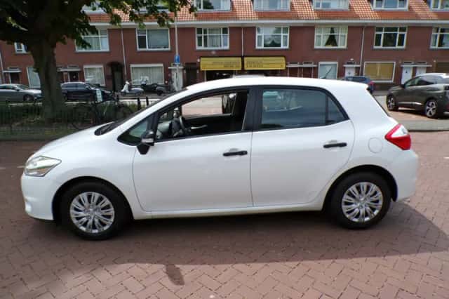 Toyota Auris (2011) thumbnail 2