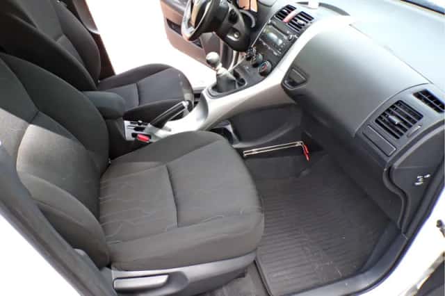 Toyota Auris (2011) thumbnail 11