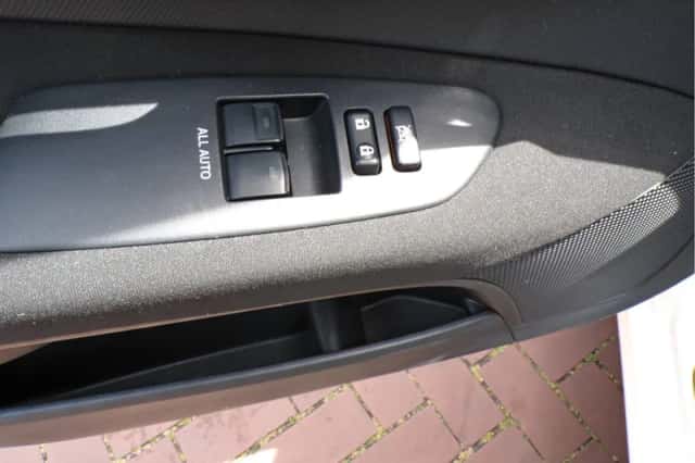 Toyota Auris (2011) thumbnail 12