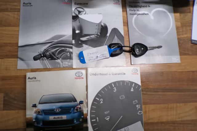 Toyota Auris (2011) thumbnail 17
