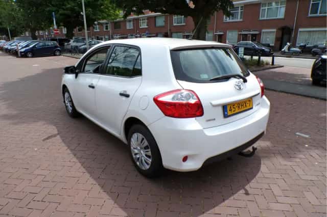 Toyota Auris (2011) thumbnail 3