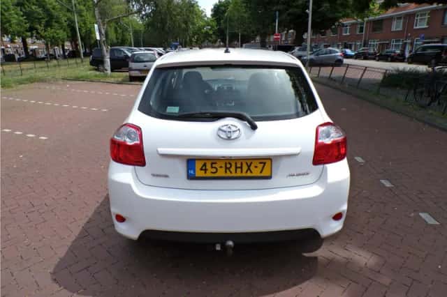 Toyota Auris (2011) thumbnail 4