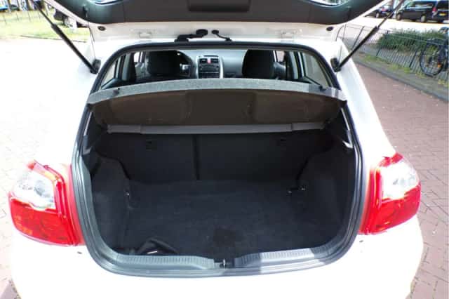 Toyota Auris (2011) thumbnail 5