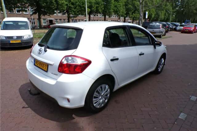 Toyota Auris (2011) thumbnail 6