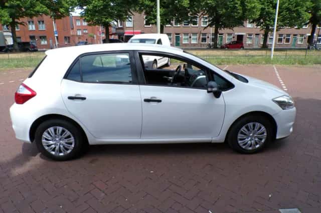 Toyota Auris (2011) thumbnail 7