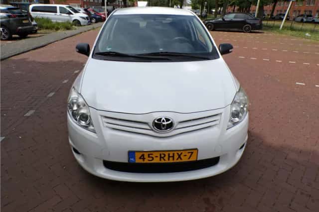 Toyota Auris (2011) thumbnail 8