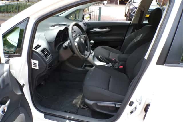 Toyota Auris (2011) thumbnail 9