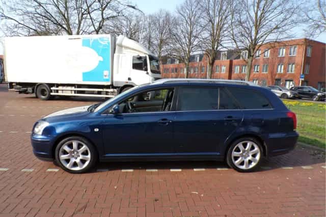 Toyota Avensis (2004) thumbnail 2