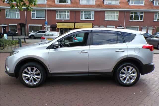 Toyota RAV4 (2016) thumbnail 2